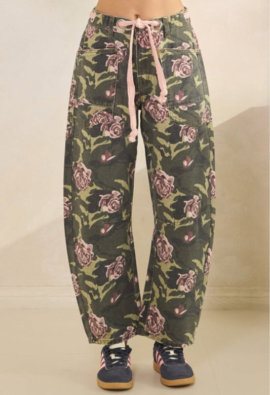 FLORAL CAMO HORESHOE JEANS